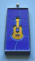 mozaiekhanger met blauw glas en gitaar van
goudkleurig glas, 51 x 27 mm